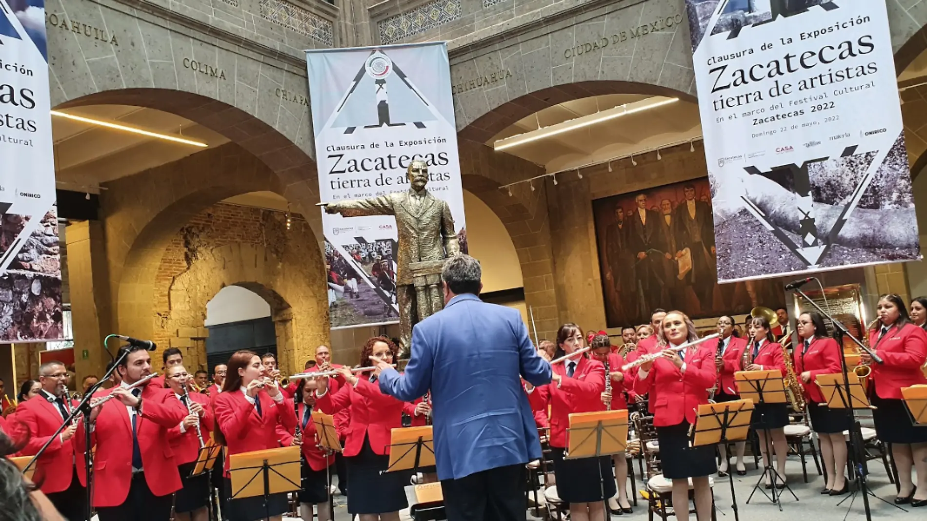 Ricardo Monreal dirigiendo la Banda Sinfónica de Zacatecas